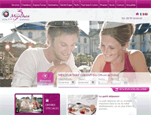 Tablet Screenshot of hotellestroismarches.com